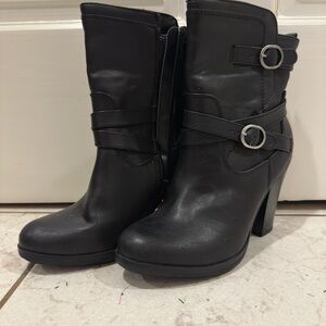 Black Heeled Boots with Chunky Heel and Buckles